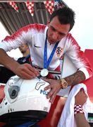 Mario Mandžukić potpisuje kacigu policajcu