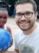 Profesor geografije Dejan Nemčić s dječakom Lorenom u Tanzaniji