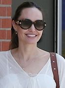 Angelina Jolie u haljini koja dodaje obline - 5