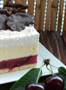 Lagani kolač s višnjama i pudingom