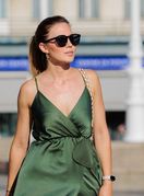 Street style izdanje u haljini s placa