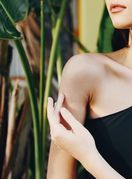 Kupaći kostim u crnoj boji savršen je za svijetlu put