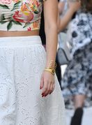 Žene popularne natikače nose u razmim kombinacijama