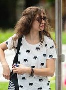 Djevojka na tramvajskoj stanici