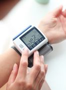 Žena mjeri krvni tlak