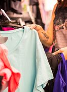 Žena razgledava odjeću u dućanu