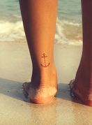 Žena s tetovažama na plaži