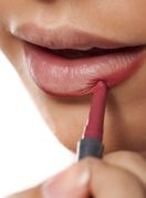 Stavljanje olovke za usne