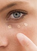 Žena nanosi korektor za podočnjake