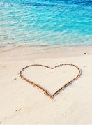 Srce iscrtano na pješčanoj plaži