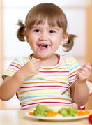 Djevojčica jede povrće