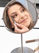 Iscrtavanje obrva postao je dio make-up rutine