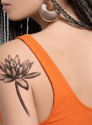 Žena s tetovažom cvijeta lotosa