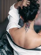 Žena s tetovažom na vratu