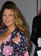 Blake Lively u šarenom odijelu modne kuće Chanel - 5