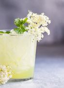 Koktel s domaćim likerom od bazge