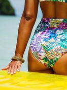 Dvodijelni kupaći kostimi s gaćicama visokog struka uvijek su popularan odabir