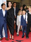 Angelina Jolie s djecom na crvenom tepihu 2017. godine
