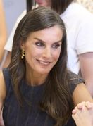 Kraljica Letizia u traper haljini i crvenim cipelama - 5