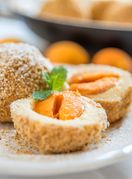 Knedle s marelicama i krušnim mrvicama