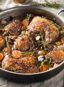 Piletina u vinu (coq au vin)