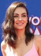 Mila Kunis u ružičastom topu koji posebno laska manjim grudima - 5