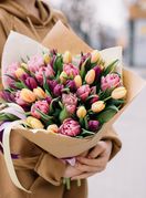 Žena drži cvijeće