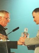 Oliver Dragojević predaje Zdenku Runjiću Porina za životno djelo 1998. godine