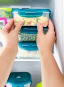 Žena stavlja hranu u zamrzivač