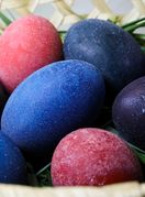 Pisanice kuhane u crnom vinu bit će ljubičaste sa šljokicama, a bijelome možete dodati jestivu boju i tako bilo koju boju prirodno posuti šljokicama