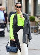 Olja Vori na zagrebačkoj špici u haljini brenda Twinset i s torbom brenda Coach