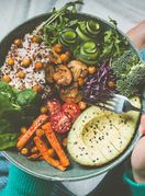 Na pola tanjura stavite povrće s niskim udjelom škrobi