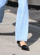 Svjetloplave traperice i cipele s kitten potpeticom nepogrešiv su spoj