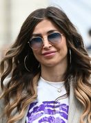 Ljepotica sa špice u efektnoj majici