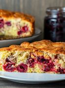 Brzi biskvit na čaše s višnjama iz kompota