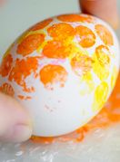 Točkaste pisanice možete postići uz pomoć pucketave folije