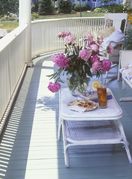 Kuća s lijepo uređenom verandom - 1