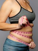 Žena mjeri opseg struka