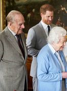 Maleni Archie okružen članovima obitelji