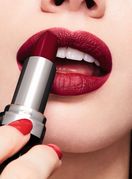 Kišni i vjetroviti dani zaslužuju crveni ruž