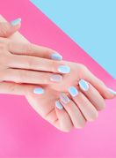 Svjetlo plava boja na noktima podsjećat će vas na more i ljeto