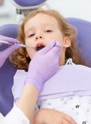 Djevojčica kod zubara