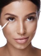 Žena nanosi korektor za podočnjake