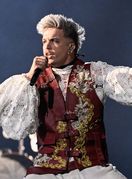 Valentina Pliško za Baby Lasagnu dizajnirala je prekrasan crveni prsluk s imitacijom zlatoveza - 7