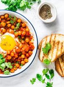 Kuhani slanutak u začinjenom umaku s jajeto mna oko