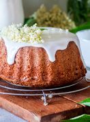 Kolač s glazurom od bazge