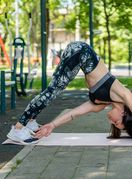 Vježba - plank uz dodir prstiju