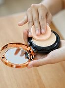 Puderi u kamenu nalaze se u mnogim kozmetičkim torbicama