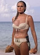 Ursula Andress kao Honey Rider