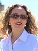 Ljepotica sa špice s efektnom torbom